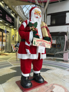 阿佐谷の商店街設置のサンタ